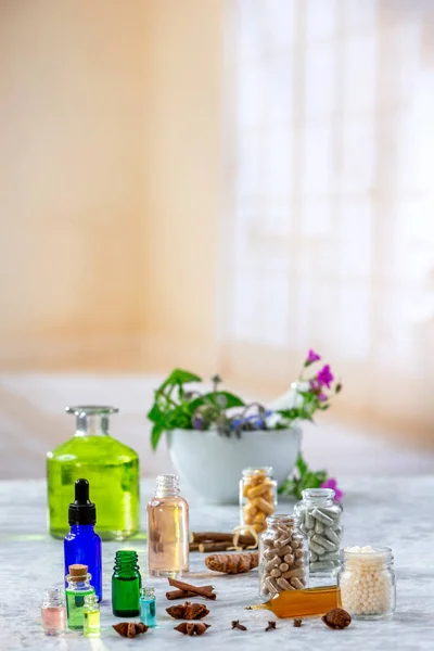 Pastillas de hierbas medicinales con hierbas naturales secas Concepto de medicina herbal y suplementos dietéticos —  Fotos de Stock