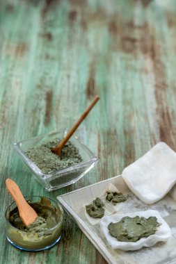 Kil Spa ve tıbbi kavram: Kil Poultice Inflamasyon rahatlatmak için kullanın,apse için,kist, artrit, Yeşil ahşap backgroune cilt bakımı parası