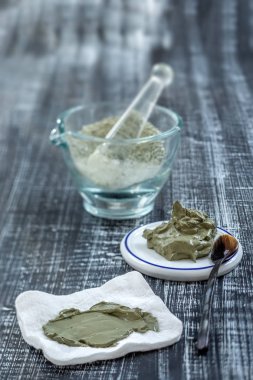 Kil Spa ve tıbbi kavram: Kil Poultice Inflamasyon rahatlatmak için kullanın, apse için, kist, artrit, Cilt Bakımı parası, gri üzerinde