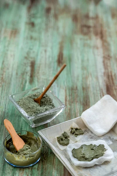 Clay Spa és orvosi koncepció: Clay Poultice felhasználni arra, hogy a gyulladás enyhítésére, a tályog, ciszta, arthritis, bőrápoló javára zöld woodenn backgroune — Stock Fotó