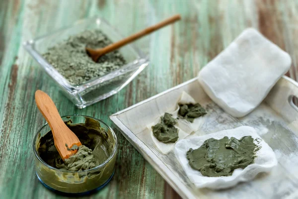 Kil Spa ve tıbbi kavram: Kil Poultice Inflamasyon rahatlatmak için kullanın, apse için, kist, artrit, Cilt Bakımı yeşil arka plan üzerinde yarar