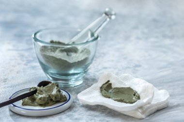 Kil Spa ve tıbbi kavram: Kil Poultice Inflamasyon rahatlatmak için kullanın, apse için, kist, artrit, Gri Cilt Bakımı parası