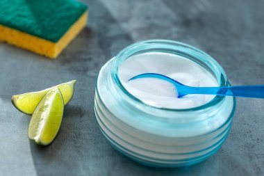 Sodyum bikarbonat sirke ve masada temizlik malzemeleri kaşığı ile Kompozisyon. Metin için alan