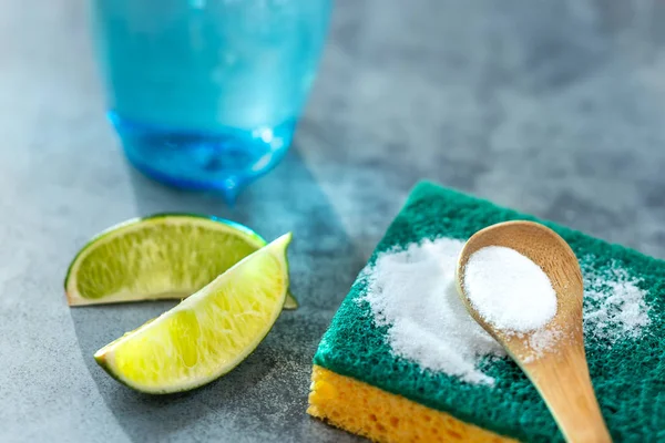 Sodyum bikarbonat sirke ve masada temizlik malzemeleri kaşığı ile Kompozisyon. Metin için alan