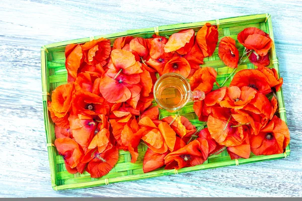 나무 배경에 유리 머그잔에 빨간 양귀비 꽃 차 음료. 건강한 식습관의 개념. — 스톡 사진
