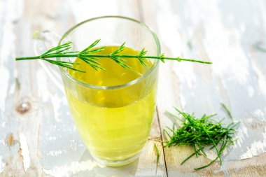 Alternatif Tıp. Bitkisel Tedavi. Cam bardakta at kuyruğu infüzyonu. gri arka plan