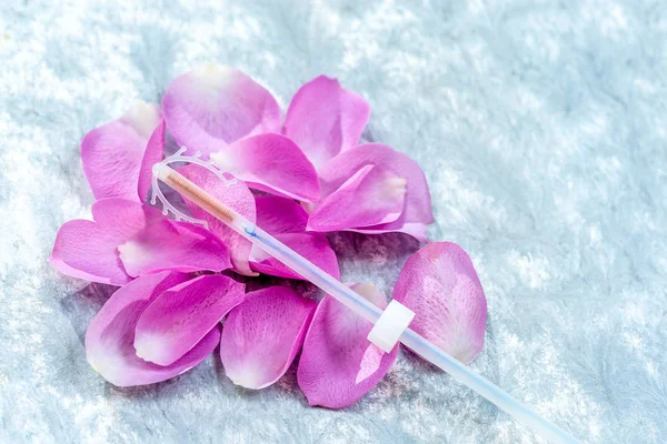 Conceito de controle de natalidade: Contraceptivo. IUD de cobre. Estilo de vida saudável. em rosas rosa fundo cinza — Fotografia de Stock