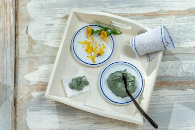Kil Spa ve tıbbi kavram: Kil Poultice Inflamasyon rahatlatmak için kullanın, apse için, kist, artrit, Cilt Bakımı parası. Masaj, alternatif terapi