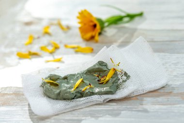 Kil Spa ve tıbbi kavram: Kil Poultice Inflamasyon rahatlatmak için kullanın, apse için, kist, artrit, Cilt Bakımı parası. Masaj, alternatif terapi