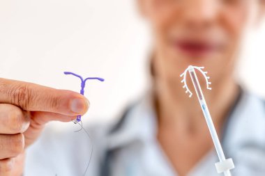 Doğum kontrolü iud için intra utreine devine iki knd tutan kadın doktor