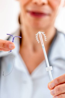 Doğum kontrolü iud için intra utreine devine iki knd tutan kadın doktor