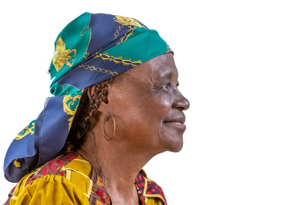 Altın ve kahverengi elbiseli mutlu bir yüz ile onu 70 Afrika yaşlı vatandaş kadın Portresi