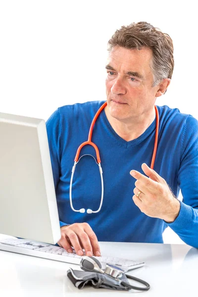 Online medisch consult: arts expplaining diagnose terwijl zittend in hfront computer met patiënt — Stockfoto