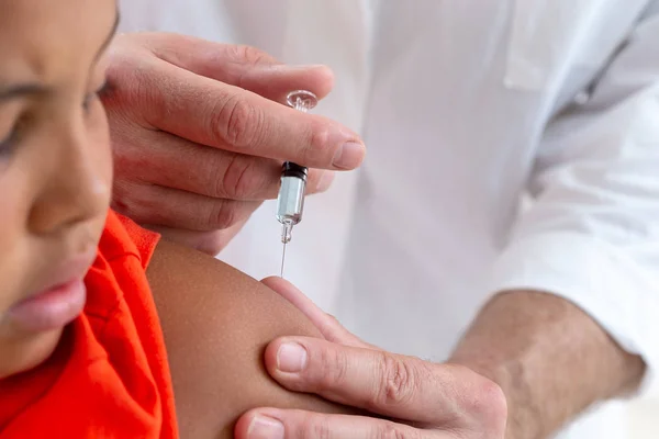 Zastrzyk z dzieciństwa. 10-12R-Old wizke watcing jako szczepionka, lek wstrzykuje się do ramienia. przez Doctor — Zdjęcie stockowe
