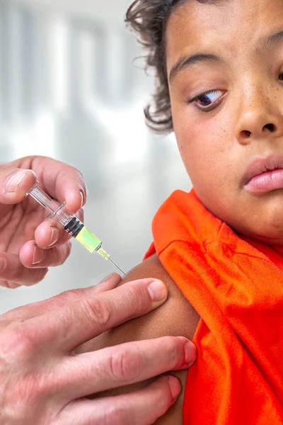 어린 시절 주입. 10-12r-오래 된 소년 백신으로 와팅, 약물은 그녀의 팔에 주입. 의사에 의해 — 스톡 사진