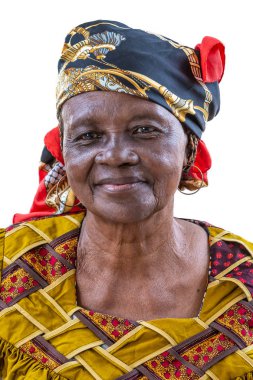 Altın ve kahverengi elbiseli mutlu bir yüz ile onu 70 Afrika yaşlı vatandaş kadın Portresi