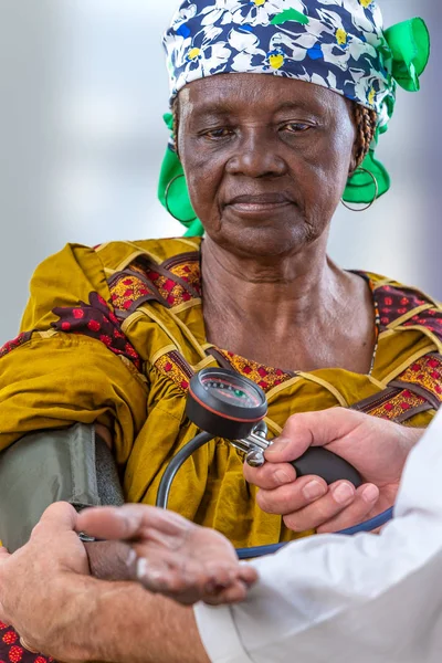 병원에서 안피반 올프 여성의 혈압을 측정하는 와이트 코트의 의사 — 스톡 사진