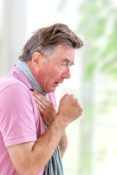 Un caballero maduro tosiendo debido a una enfermedad pulmonar aislada en un fondo blanco —  Fotos de Stock