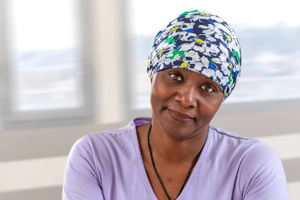 Kankerpatiënt met hoofddoek. Hoofd, hoop. Afrikaanse, Amerikaanse vrouw lacht. — Stockfoto