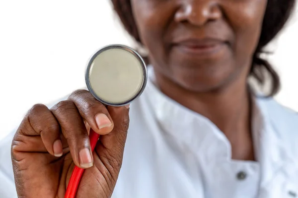 Close-up van een Afrikaanse, Amerikaanse, doktershand die een stethoscoop naar de kijker houdt. Gezond levensstijl concept — Stockfoto