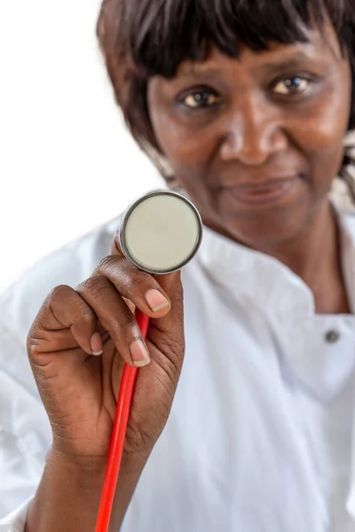 Close-up van een Afrikaanse, Amerikaanse, doktershand die een stethoscoop naar de kijker houdt. Gezond levensstijl concept — Stockfoto