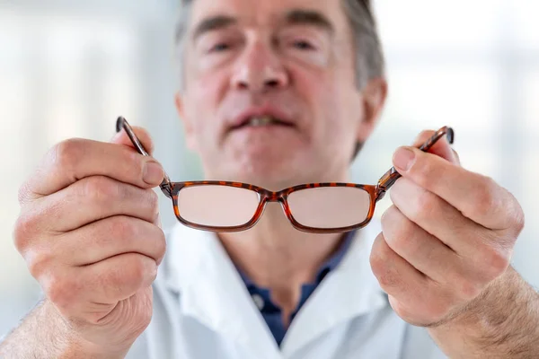 Látáshiány-orvos szemüveget javasol az átfókuszált látással rendelkező személynek, látásjavulás. — Stock Fotó