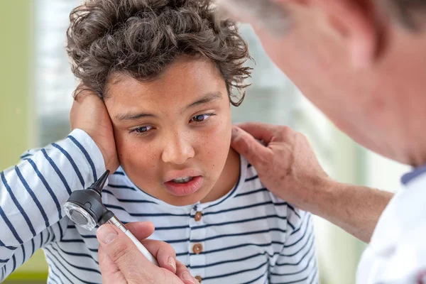 Fiatal tini fáj a füle. Kisfiú szenved otitis tanácsadás adoctor — Stock Fotó