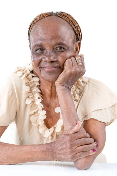 Un primer plano de una anciana mujer negra que se ve feliz y graciosa y una bonita sonrisa en blanco — Foto de Stock