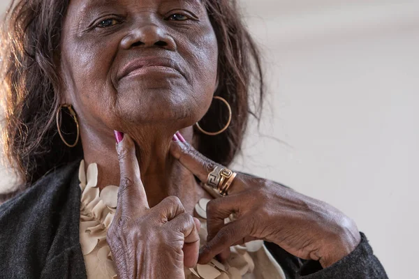 African Elderly woman i con dolor de garganta-Anciana mujer toca su garganta. sobre blanco —  Fotos de Stock