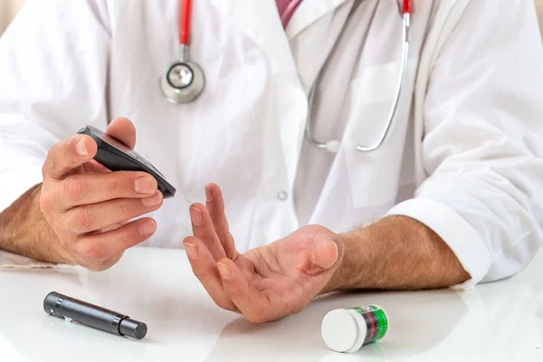 Telemedizin-Aufklärung für Diabetiker. Arzt zeigt, wie man Medikamente zur Behandlung von Diabetes einsetzt — Stockfoto