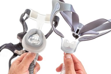 Uyku apnesi tedavisi uygulayan ve Obstrtive Sleep Apnea Sendromu olan hastalar için horlayan doktor sürekli pozitif hava yolu basınç cihazı Cpap 'a bağlı.