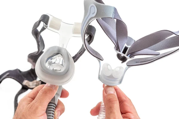 Uyku apnesi tedavisi uygulayan ve Obstrtive Sleep Apnea Sendromu olan hastalar için horlayan doktor sürekli pozitif hava yolu basınç cihazı Cpap 'a bağlı.