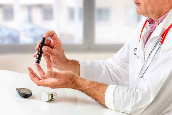 Onderwijs op het gebied van telegezondheid voor diabetespatiënten. Arts die laat zien hoe medische kit te gebruiken voor diabetesbehandeling — Stockfoto