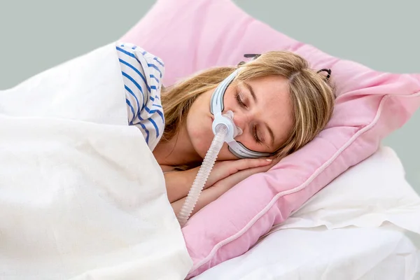 You,g woman wearing a masl Sleep Apnea and CPAP. Prescription, insurance for safe life — Stock Photo, Image