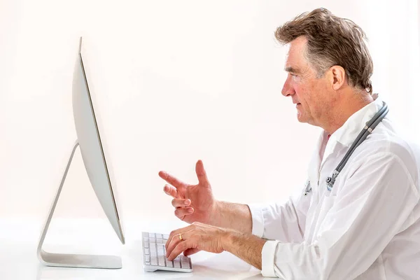 Técnica, ologia e assistência ao paciente-médico na frente de um monitor vazio, telemedicina conceito e e-saúde . — Fotografia de Stock