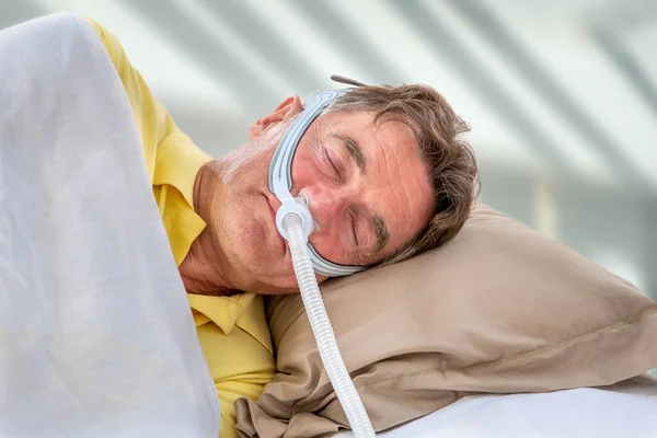 Man wearinhg a maslk Sleep Apnea and CPAP. Prescription, to sleep for safe life — Stock Photo, Image