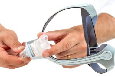 Uyku apnesi tedavisi uygulayan ve Obstrtive Sleep Apnea Sendromu olan hastalar için horlayan doktor sürekli pozitif hava yolu basınç cihazı Cpap 'a bağlı.