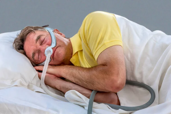 Homem usa máscara Apneia do Sono e CPAP. Prescrição, para dormir para uma vida segura — Fotografia de Stock