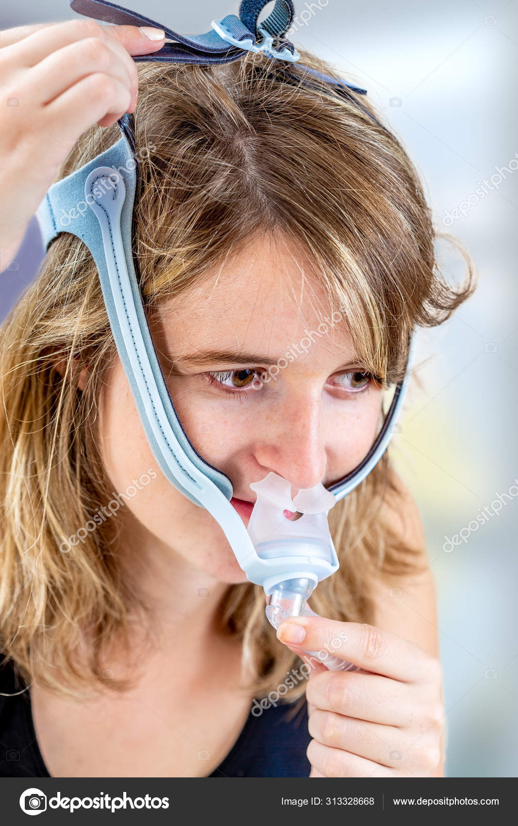 Kriger Tag det op Have en picnic Woman trying to wear CPAP mask, sleep apnea therapy. Stock Photo by  ©JPCPROD 313328668