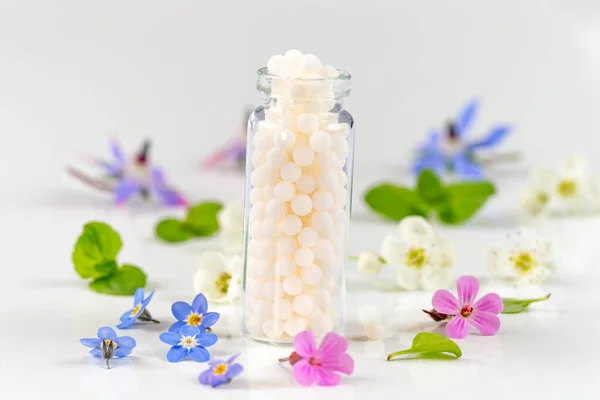 Homeopathie. Kruidenextracten in kleine flesjes. Selectieve focus. aard. — Stockfoto