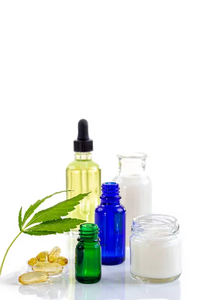 Cosmetische hennep concept Cannabis hennep lichaamsverzorging producten met marihuana blad op whtebackground — Stockfoto