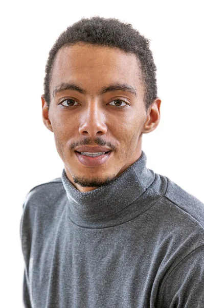 Retrato de la cabeza y los hombros del joven afroamericano con la cara sonriente del suéter —  Fotos de Stock