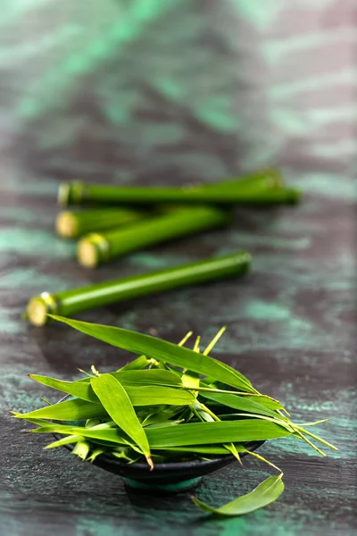 白い背景に隔離された緑の竹の茎、独特の味とアスロ医学的価値 — ストック写真