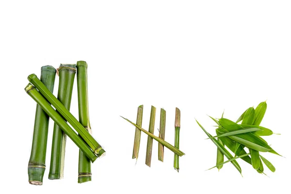 Skleněná láhev s bambusovým extraktem pro lékařskou aromaterapii, kosmetologii, péči o tělo. Bambusová rohožka s esenciálním olejem, zdravé.bílé pozadí — Stock fotografie