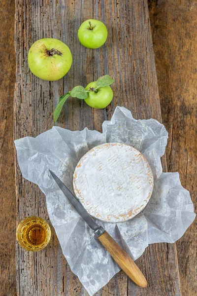 Dilimlenmiş Camembert peyniri geleneksel süt sütlü süt ürünleri taze aromatik bitkilerle birlikte. — Stok fotoğraf