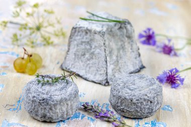 Ahşap arka planda taze aromalı keçi peyniri.