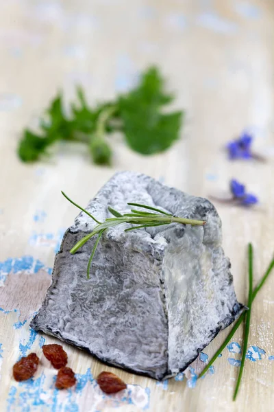 Queijo de cabra Ashed com ervas aromáticas frescas em fundo de madeira — Fotografia de Stock