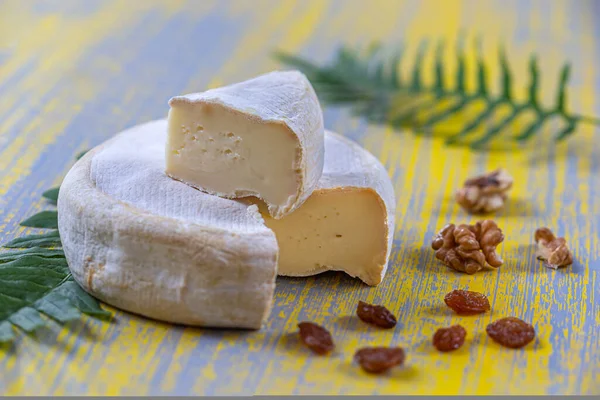 Reblochon. Französischer Käse, der in den Savoyer Alpen aus roher Kuhmilch hergestellt wird. mit trockenen Trauben — Stockfoto