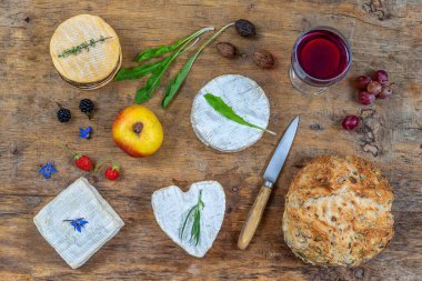 Değişik peynir çeşitleri. Lezzetli ve taze peynir, bir bardak şarapla, üst manzara