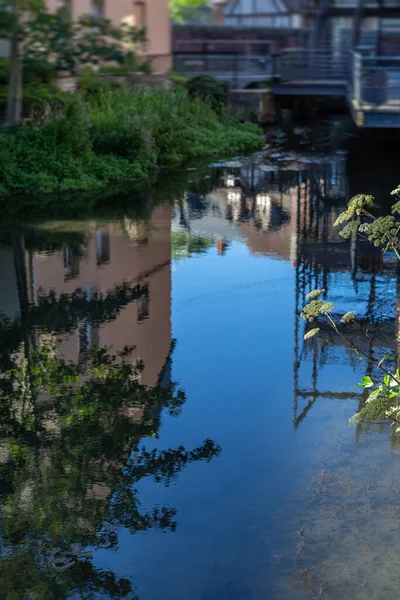 Reflexão construtiva no rio, Bernay Normandia, França, setembro 2020 — Fotografia de Stock